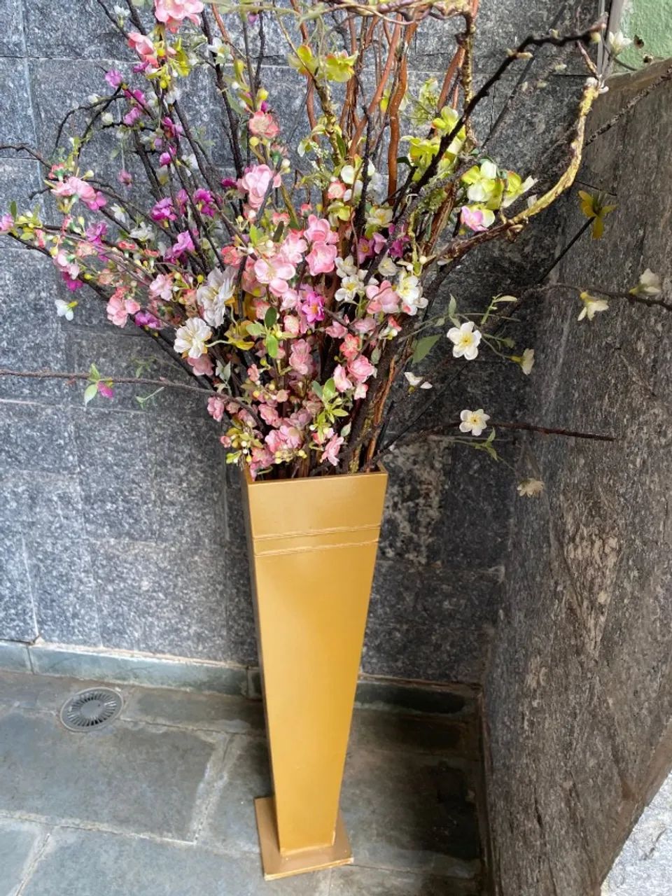 Vaso com arranjo de flor artificial