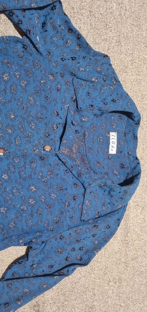Camisa P tecido encorpado busto 40cm mangas 58cm - Foto 3