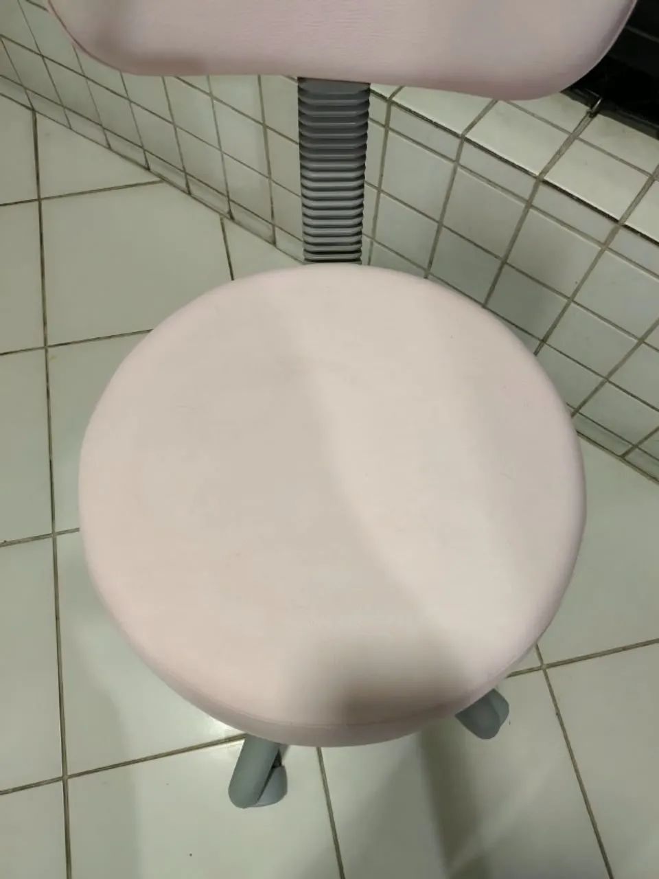 Cadeira mocho com encosto (rosa) - Foto 3