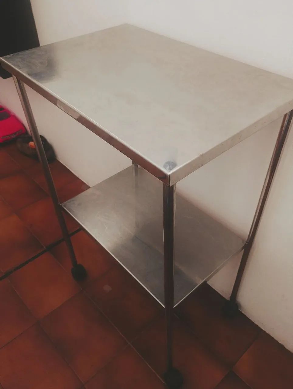 BANCADA DE INOX 0,60CM X 0,42CM, DUAS PRATELEIRAS E RODINHAS - Foto 3