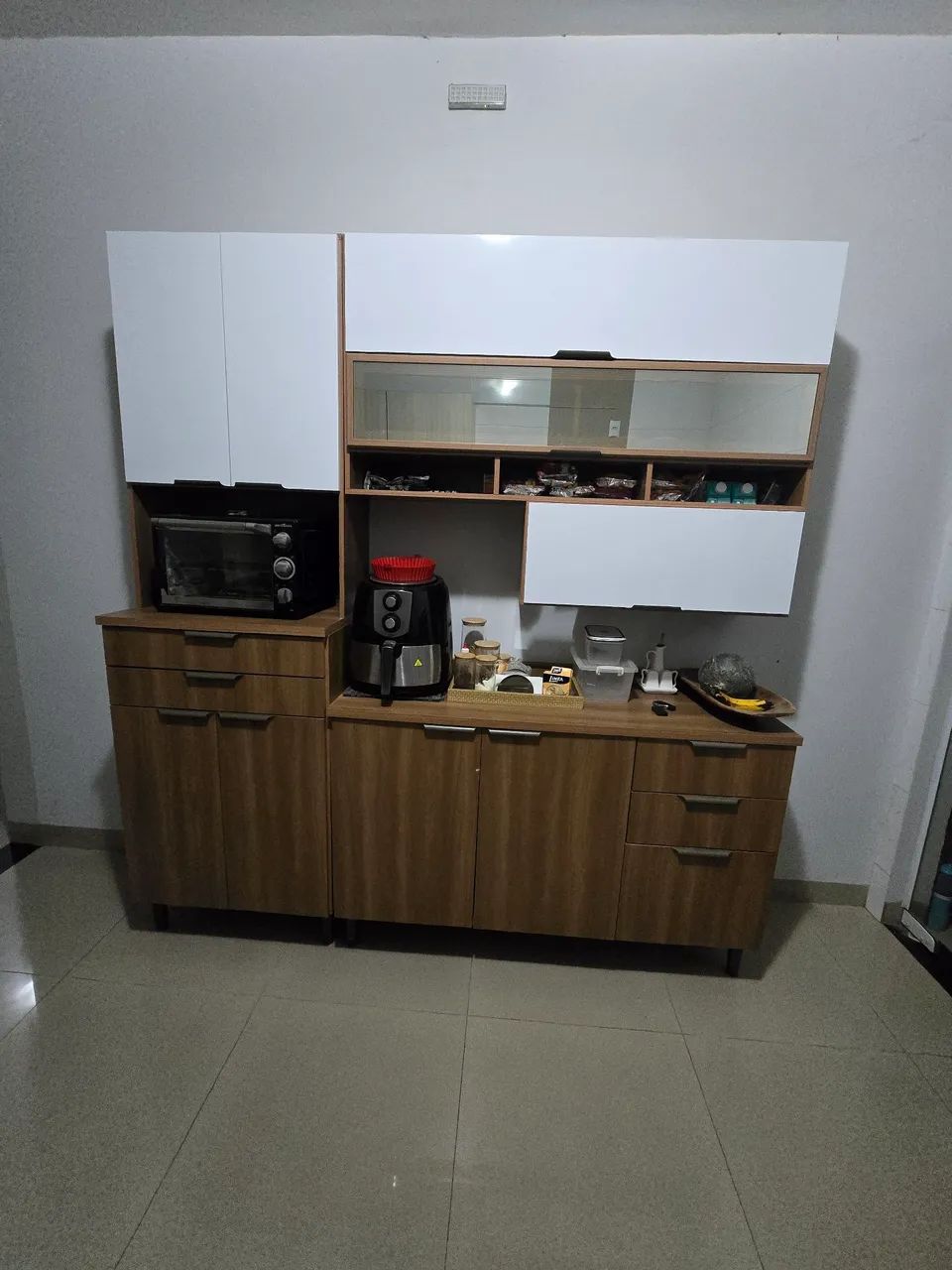 Armario de cozinha - muito espaçoso com luz de led - Foto 2