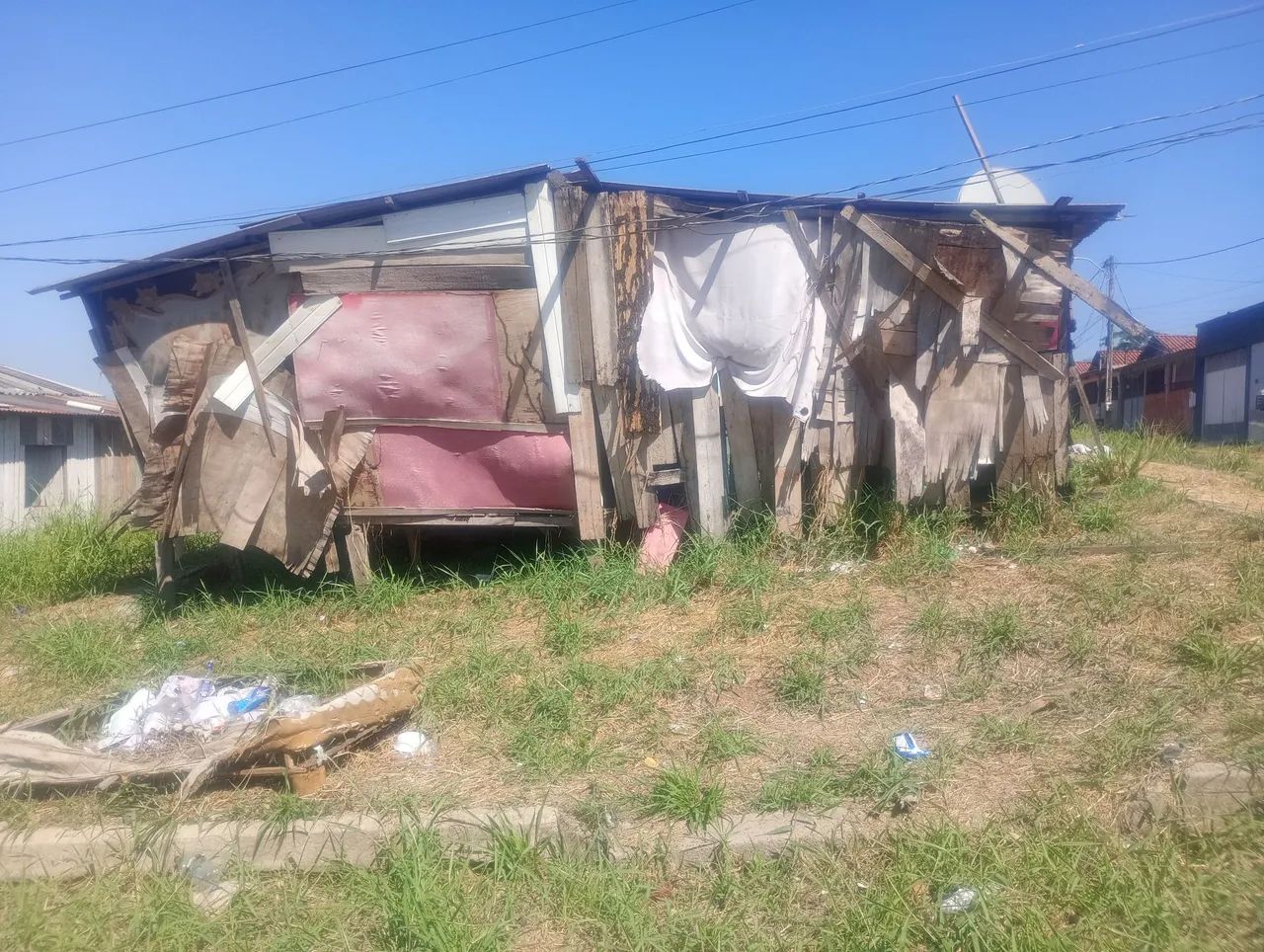 vendo essa casa por 4 mil reais 