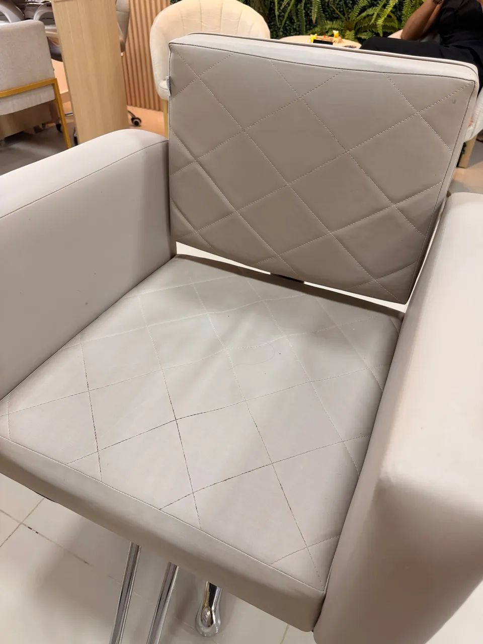 Cadeira de Salão de Beleza - Bege - Fixa  - Foto 2