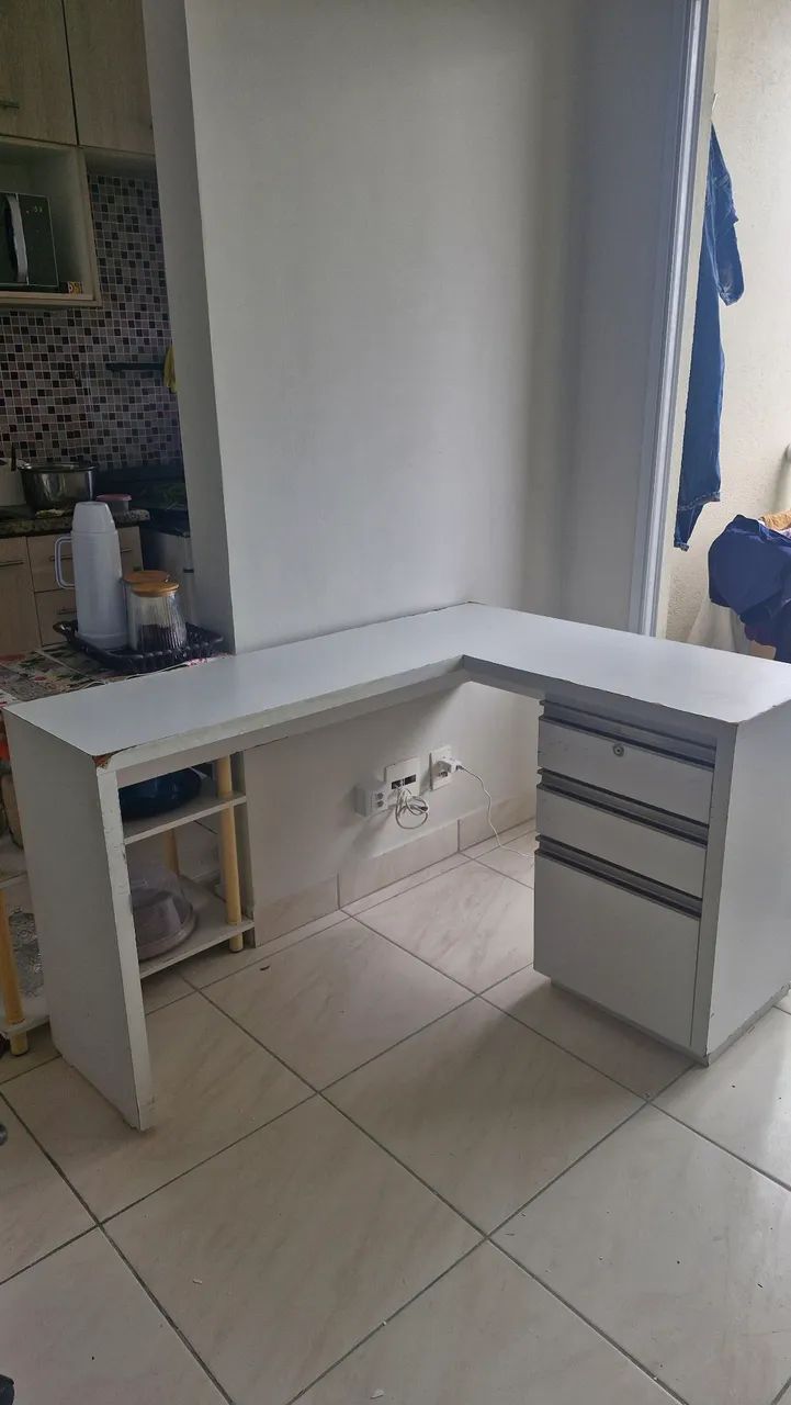 Mesa de madeira branca em L com com gavetas - Foto 2