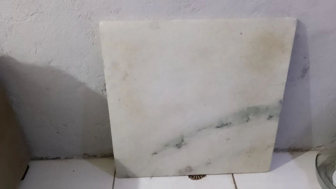 Sofá grande e mesa pequena de mármore com a base  - Foto 4