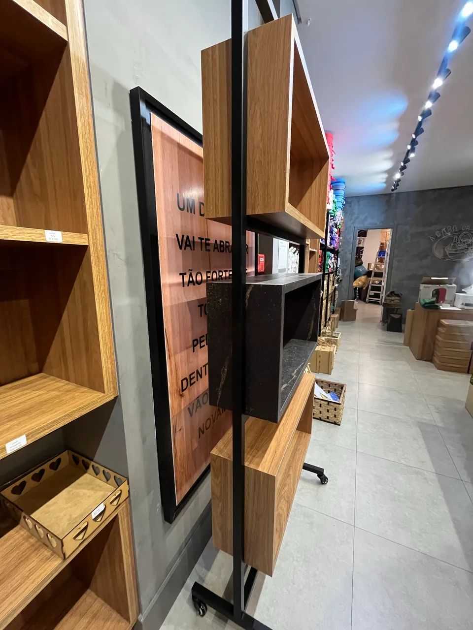 Vitrine móvel com rodinha - Foto 4