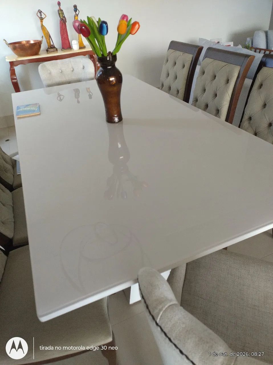Jogo de mesa com 6 cadeiras e 2 poltronas 