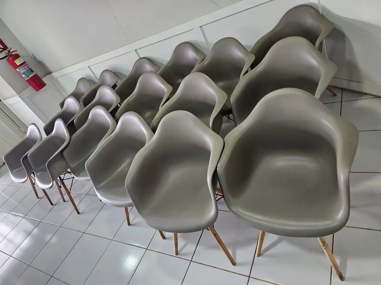 Cadeiras Charles Eames Cinza com Braço - Foto 5