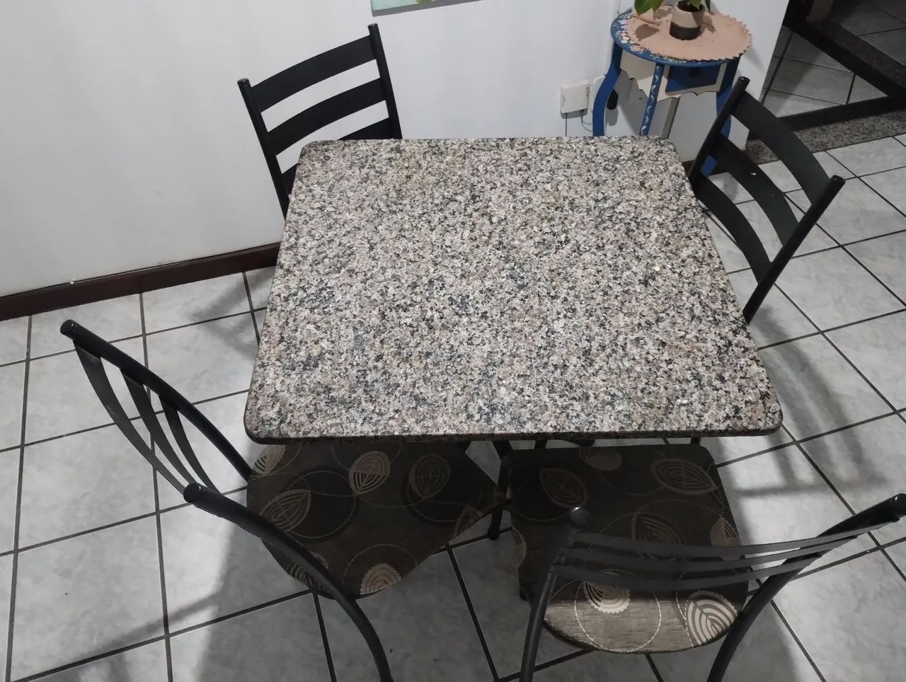 Vendo mesa de granito com 4 cadeiras - Foto 2