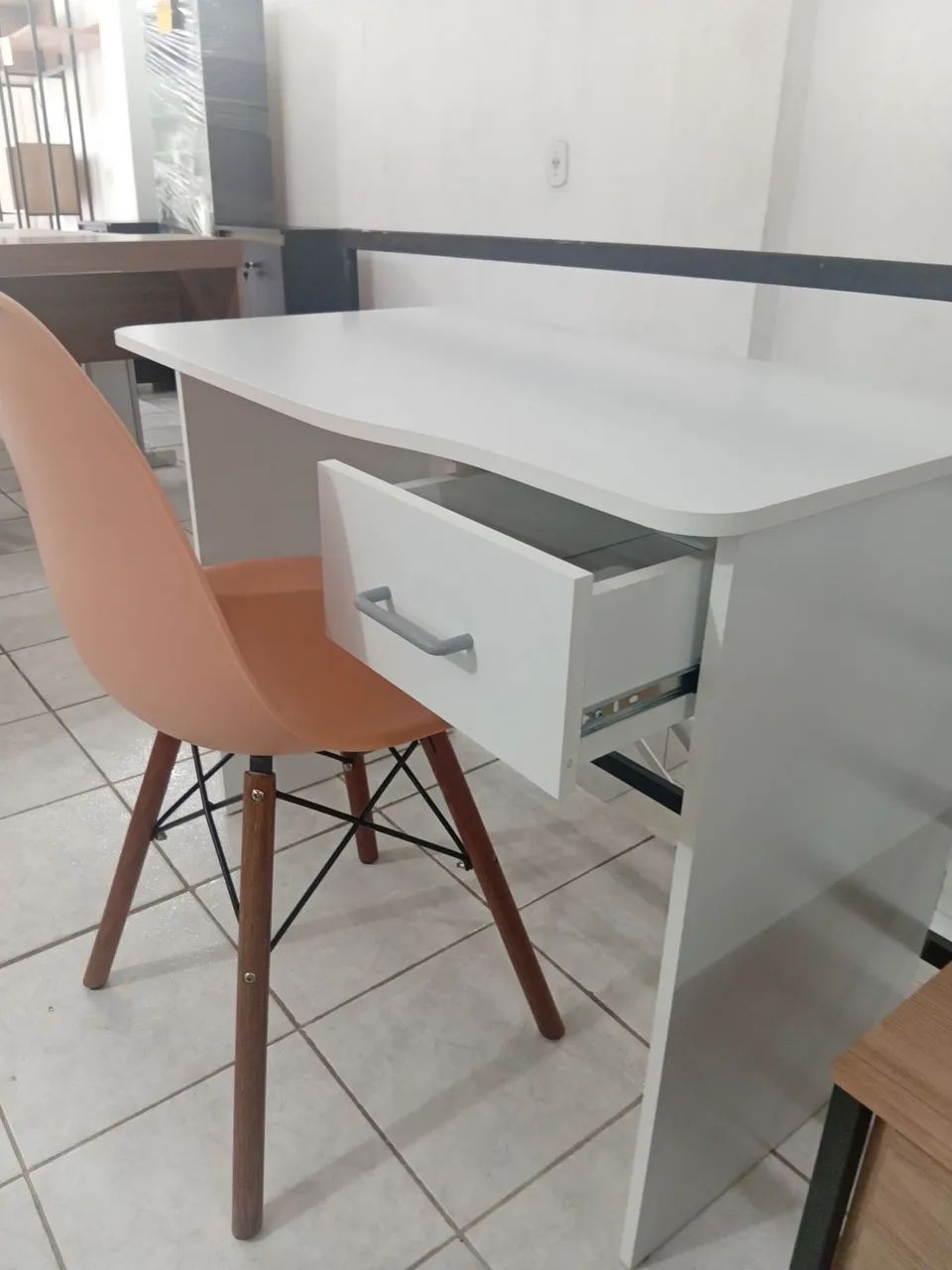 Mesa e cadeira fixa para home office - Foto 3