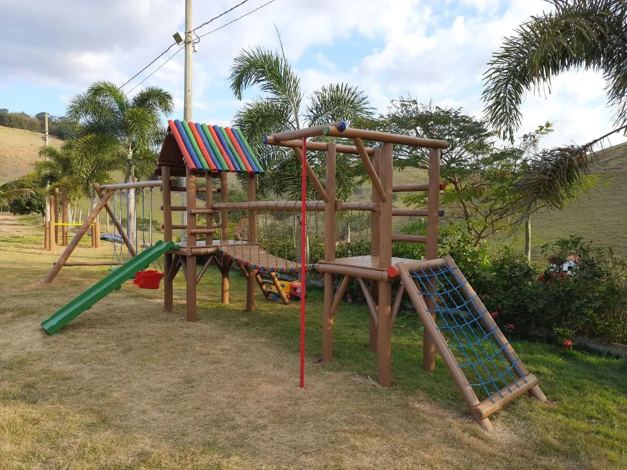 Playgrounds em madeira tratada.