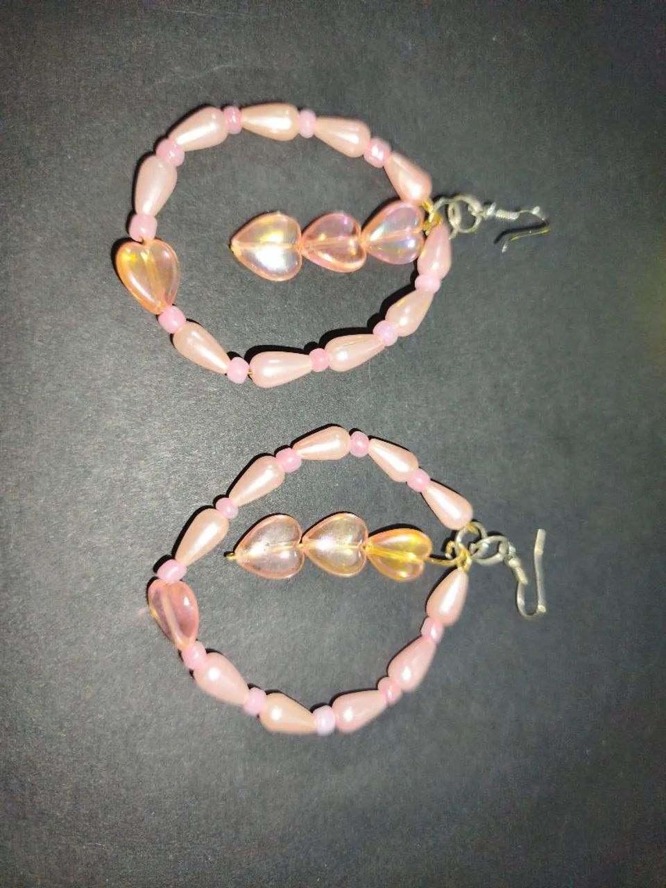 Kit brinco e cordão rosa com corações.