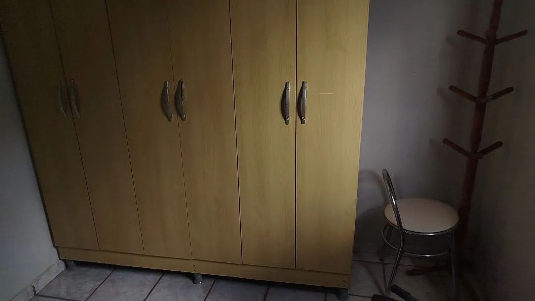 Guarda roupas solteiro Marfim. 