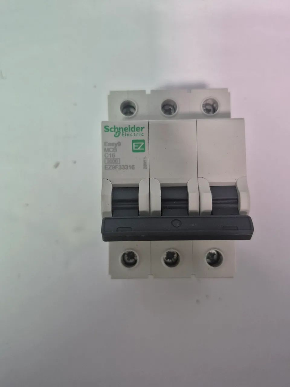 Disjuntor tripolar EZ9F 33316 16 A SCHNEIDER 