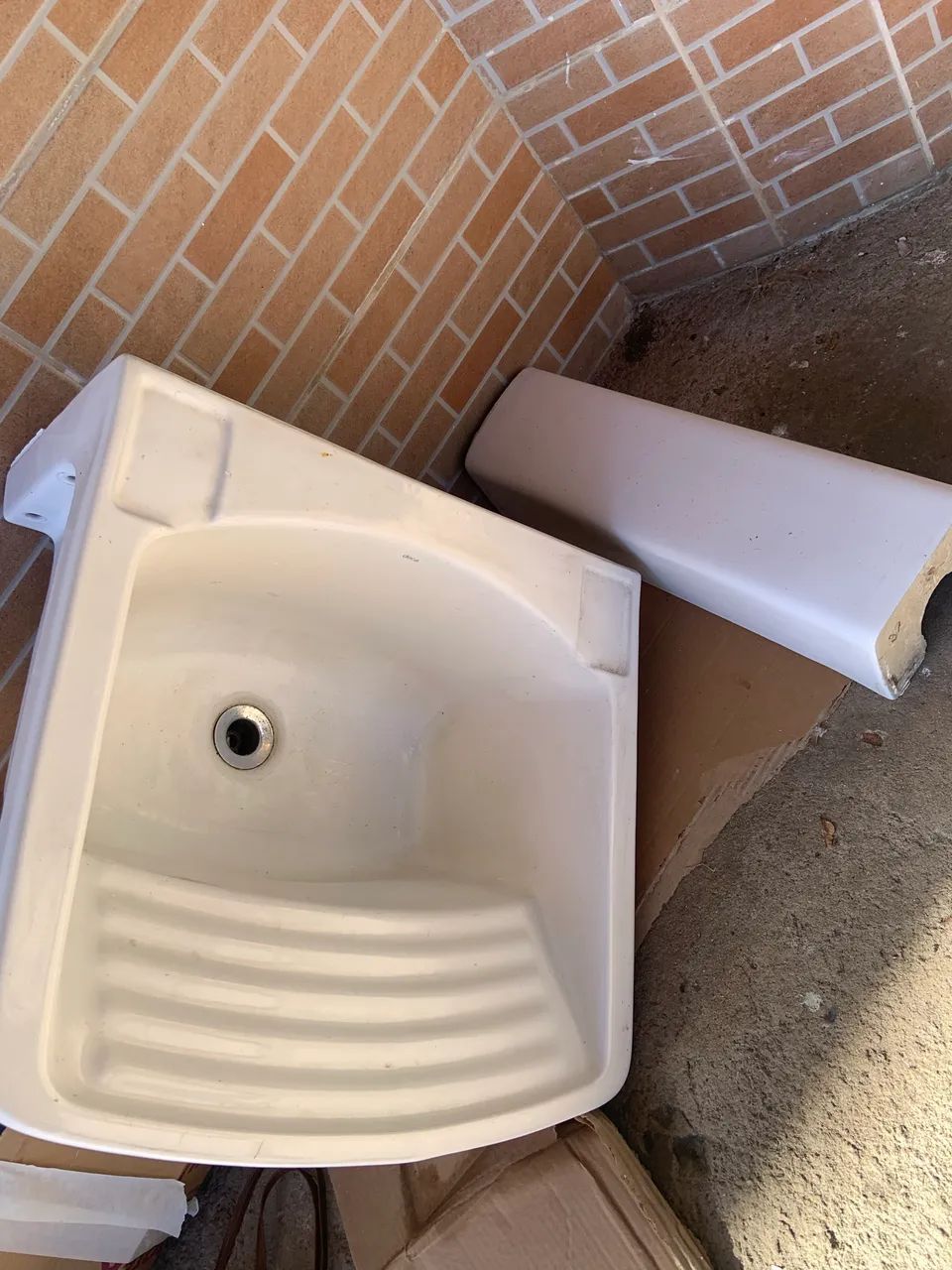 Ceramic Sink and Column
