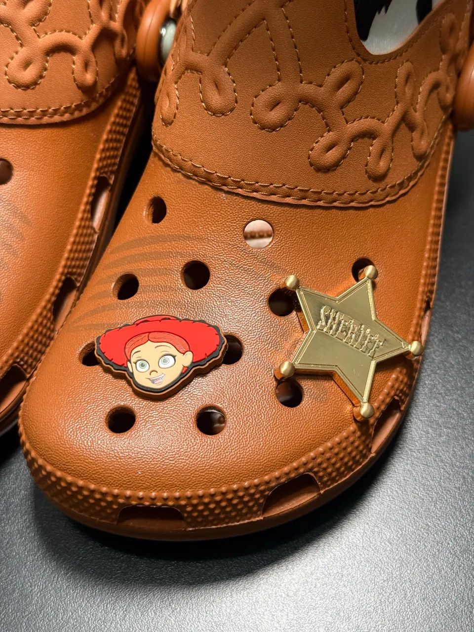 Crocs Toy Story Jessie Croot Classic Clog - Foto 2