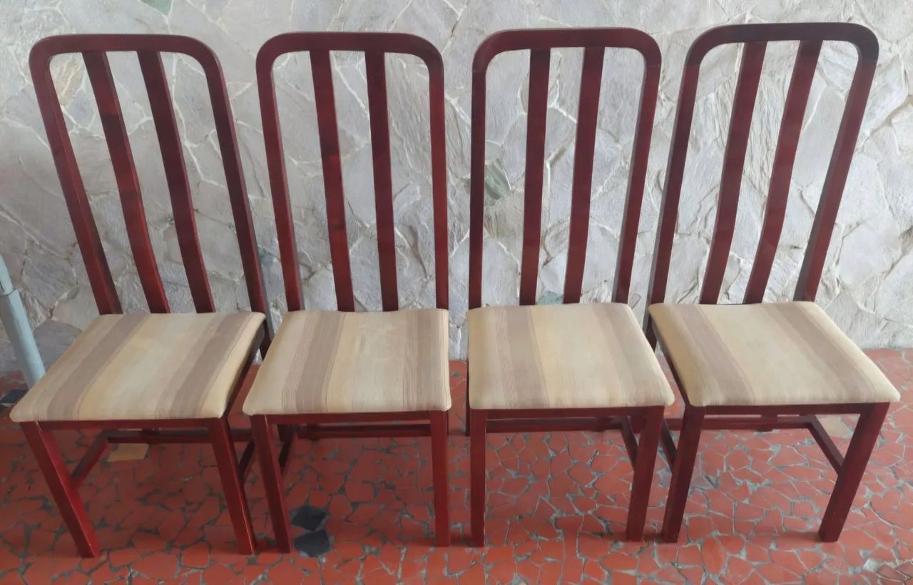 Conjunto com 4 cadeiras