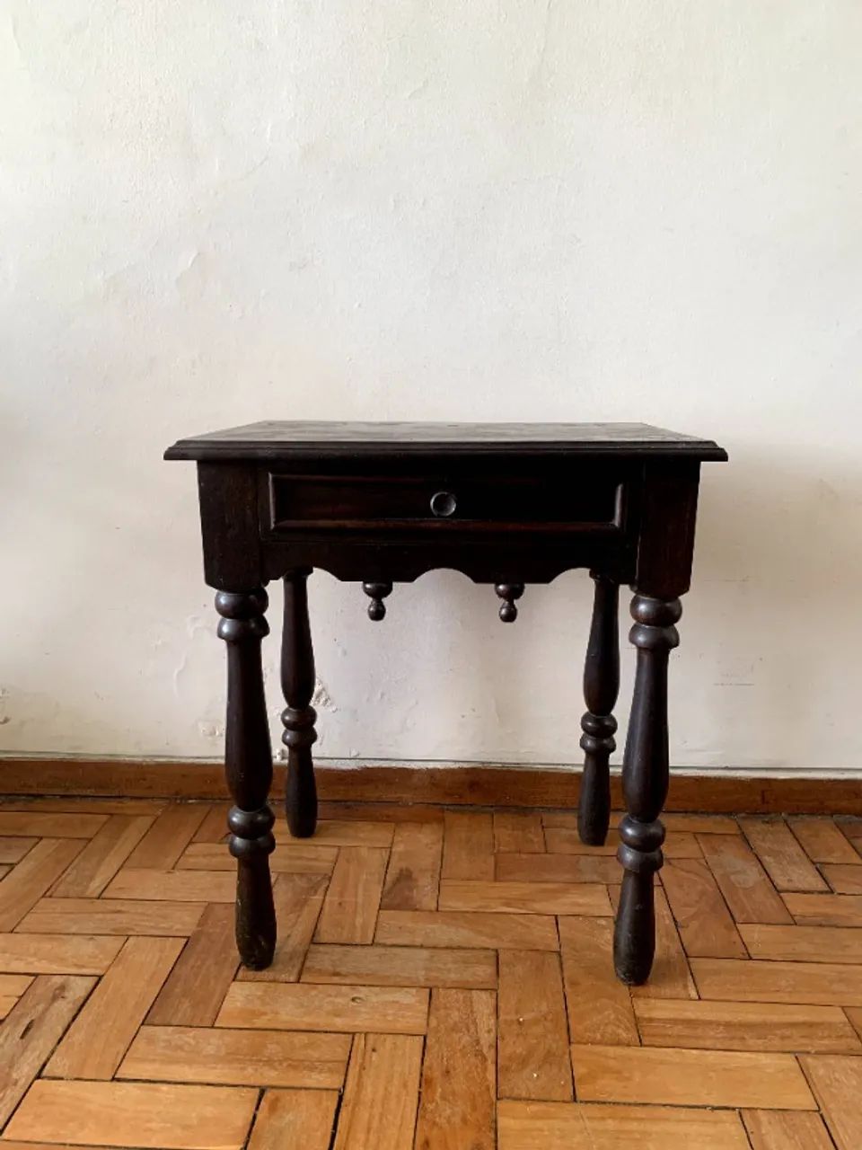 Mesa de cabeceira / Criado-mudo antigo em madeira maciça