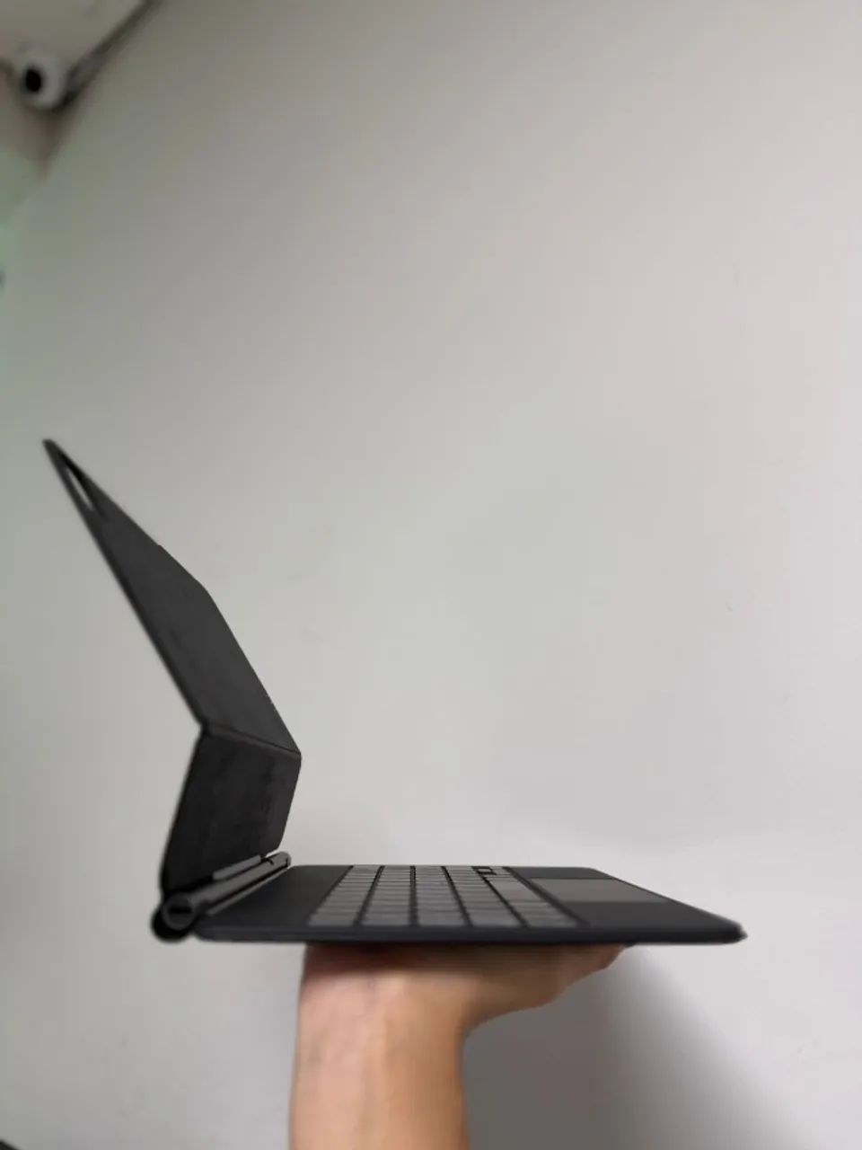 Case Apple Magic Keyboard  A2261  Compatível com: iPad Pro 11" (1ª, 2ª, 3ª e em muitos cas - Foto 5