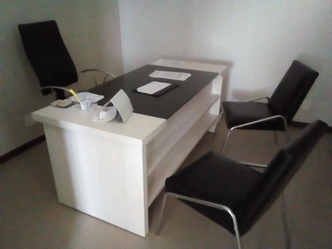 Mesa de Escritório Executiva Grande Preta e Branca - Foto 2