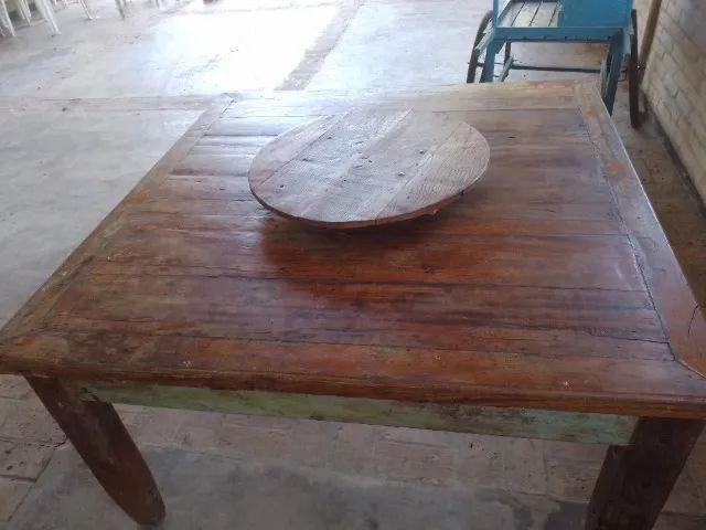 Mesa de madeira maciça, com o centro giratório - Foto 2