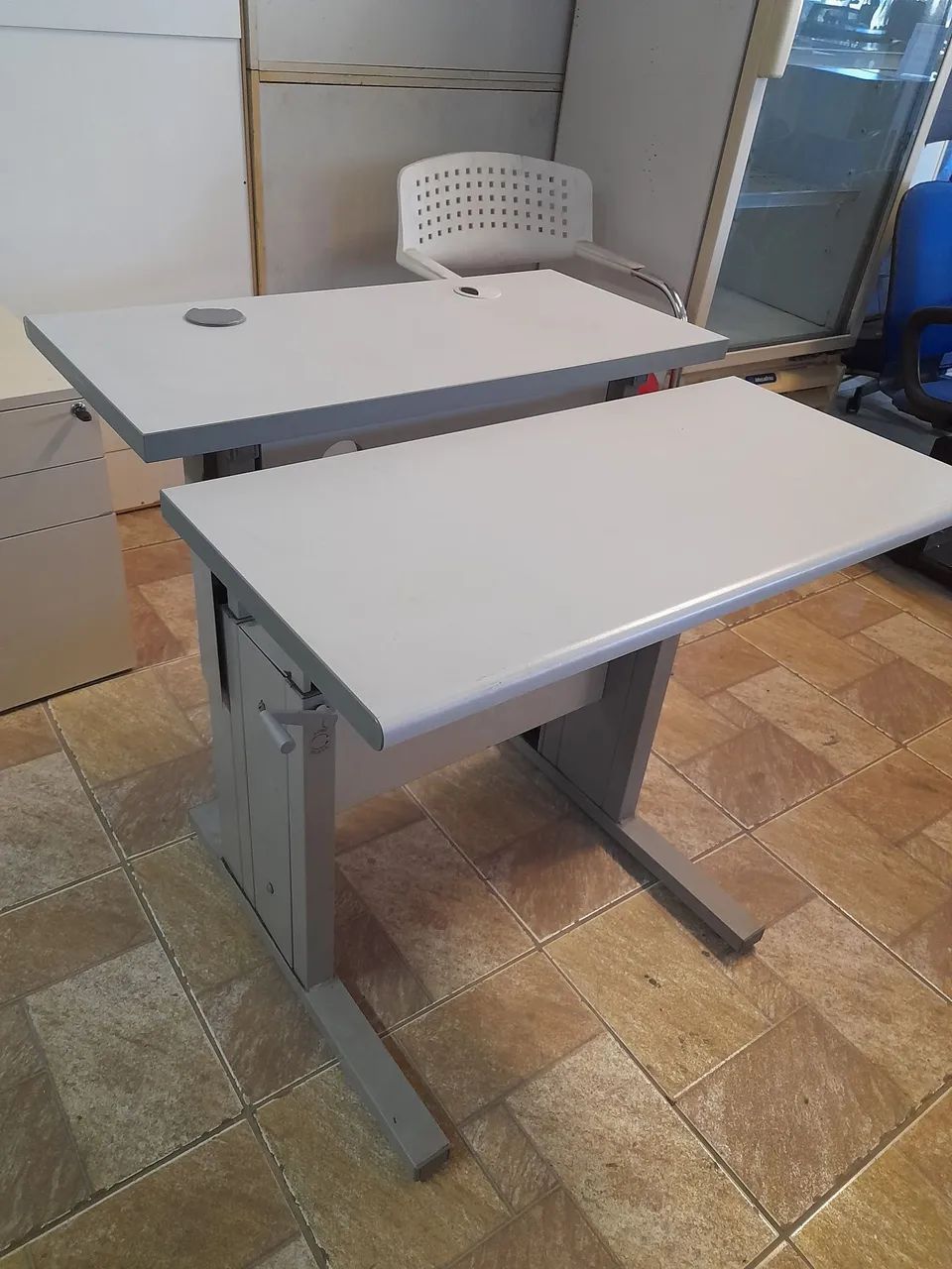 Mesa com regulagem ergonômica- em ótimo estado  - Foto 2