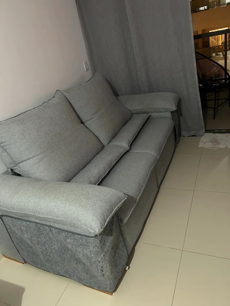 Sofá Retrátil 4 Lugares em Linho Cinza - Foto 2