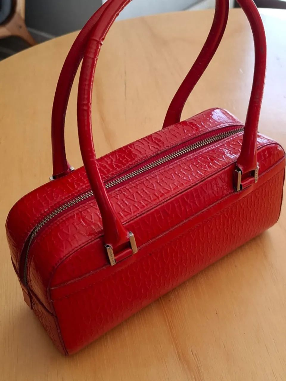 Bolsa Victor Hugo rectangular de vinil vermelha - Foto 3