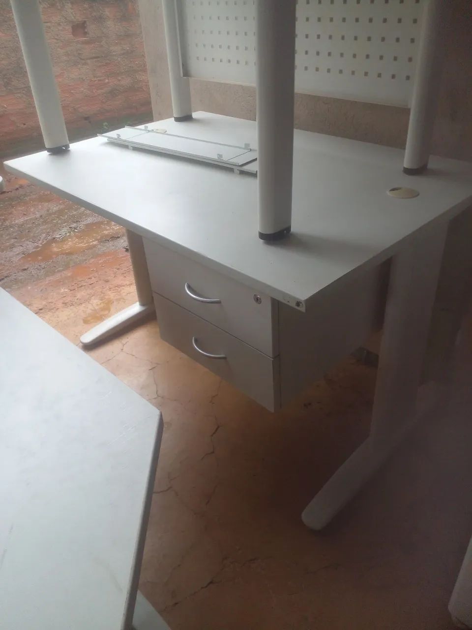 Mesa para escritório base em aço com duas gavetas (não entrego) - Foto 3