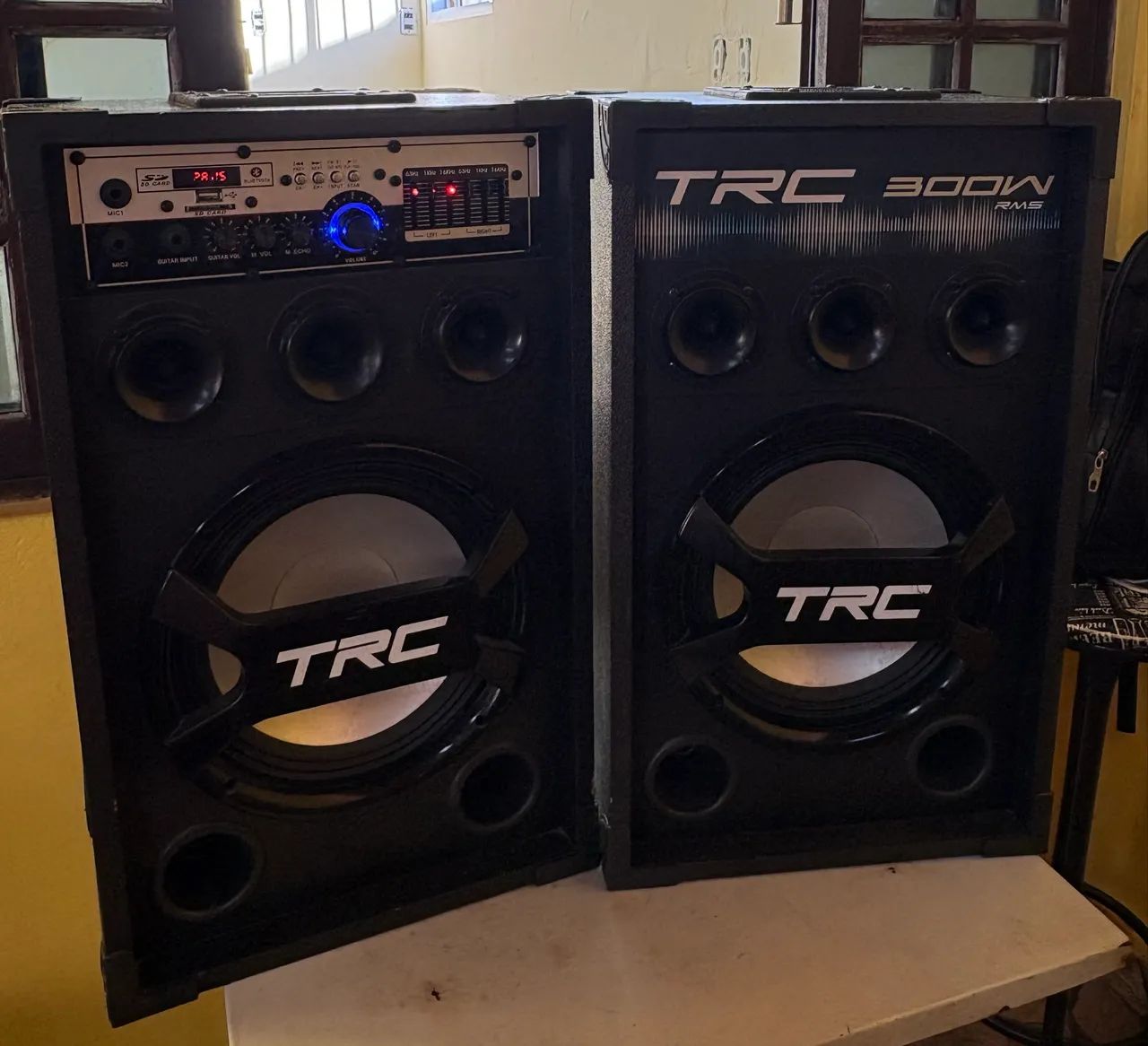 Caixa amplificadora TRC 300w + microfone - Foto 3