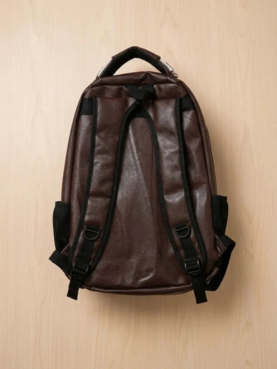 Mochila de couro P.U reforçada e com ótimo espaço interno  - Foto 2