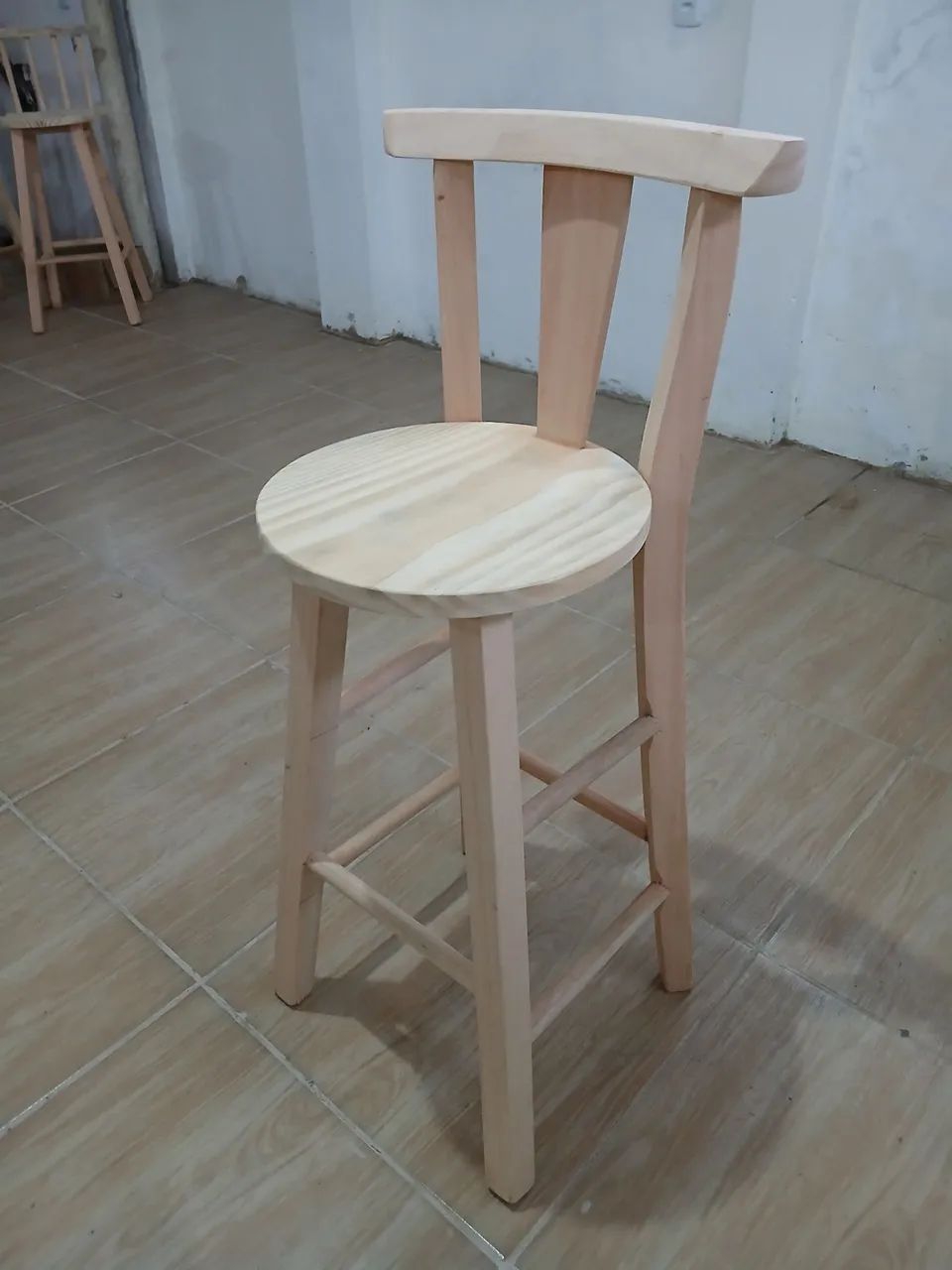 Banqueta alta com encosto 