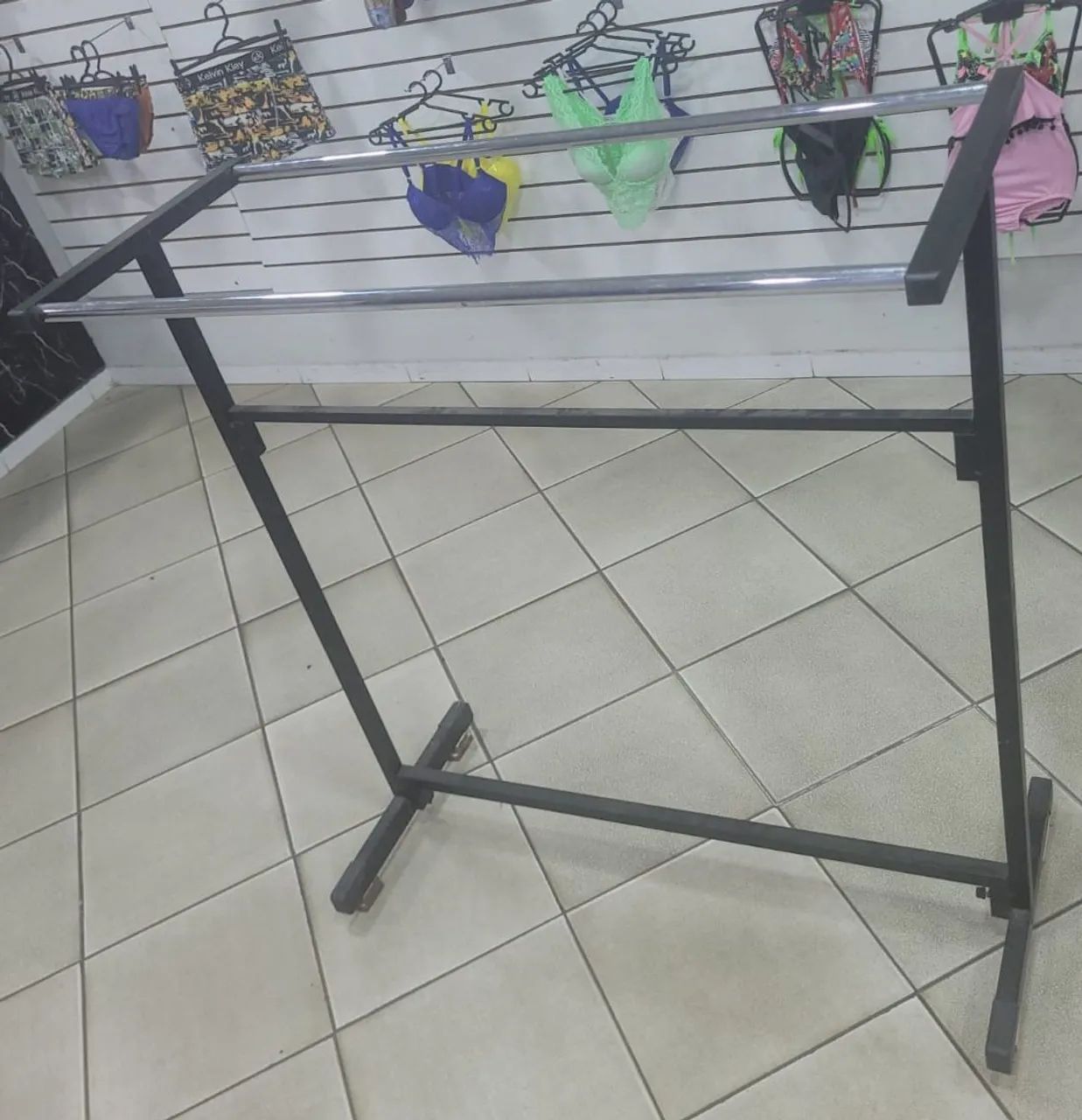 Oportunidade! Arara Quadrada Expositora de Loja