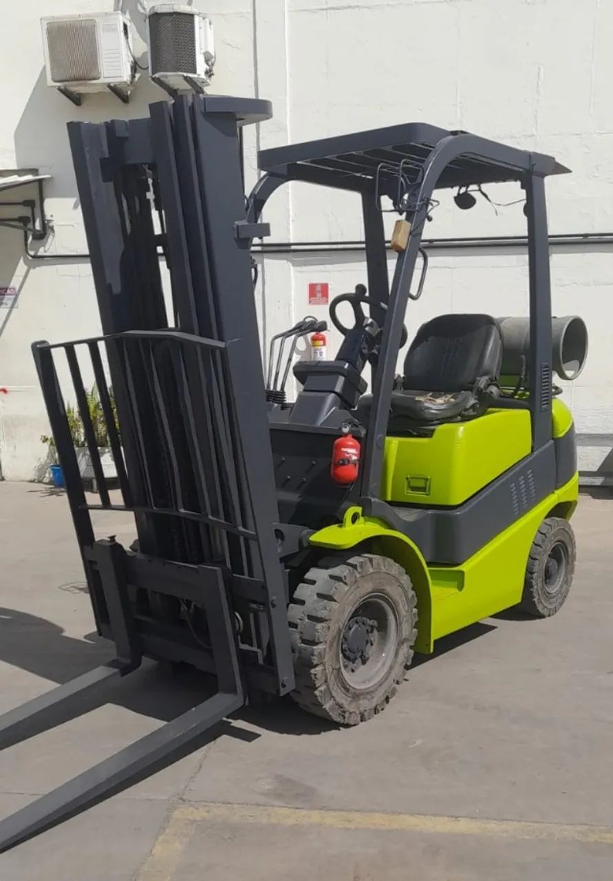 Empilhadeira Clarck C-25 - 2011