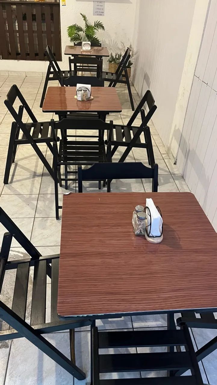 Jogo de mesa de madeira  