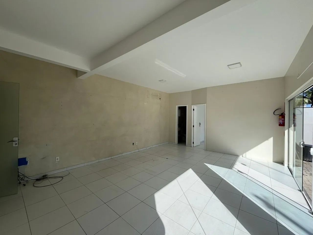 Sala Comercial Térrea com funcionalidade, visibilidade e versatilidade no Mariscal, em Bom - Foto 3
