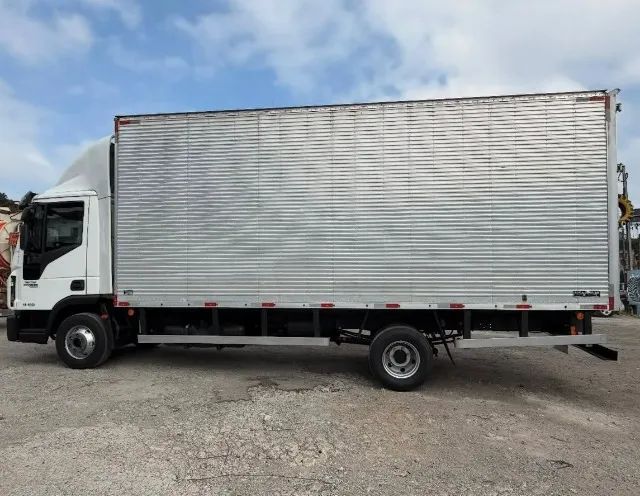 Iveco Tector 11190 4x2 - Ano 2019 Baú  - Foto 4