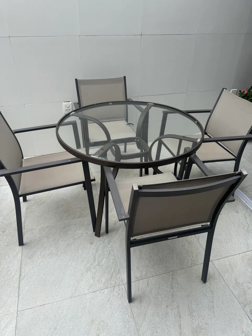 Conjunto de Mesa, Cadeiras e Espreguiçadeira  - Foto 3