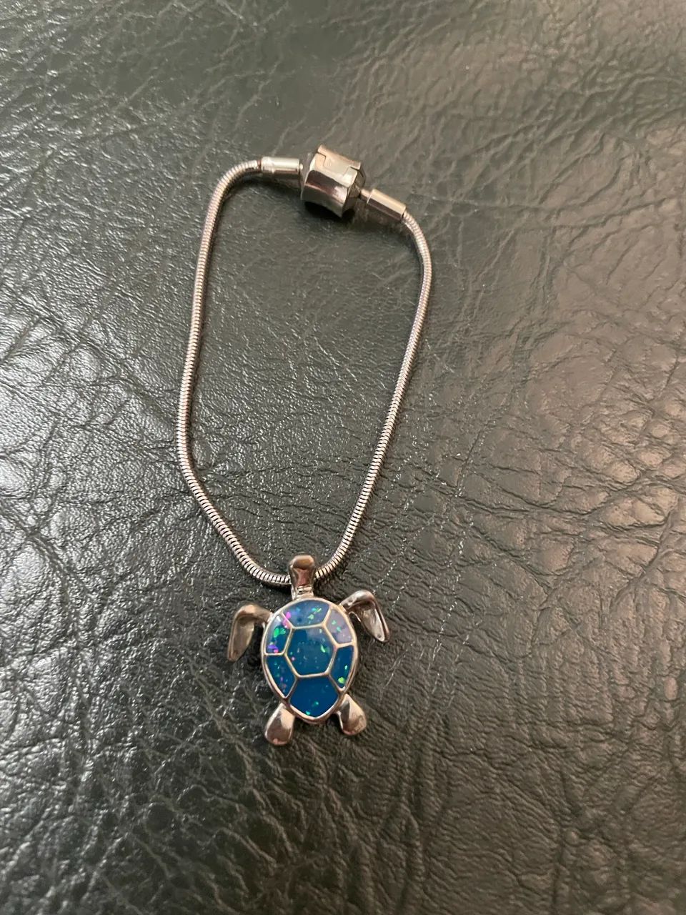 Pingente com pulseira de metal 
