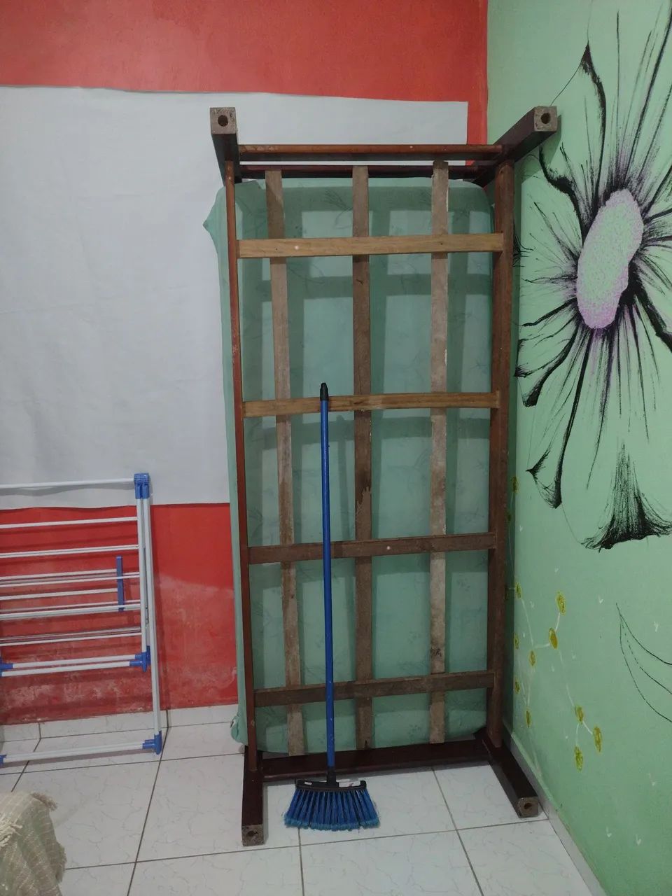 Cama de madeira e o colchão  - Foto 3