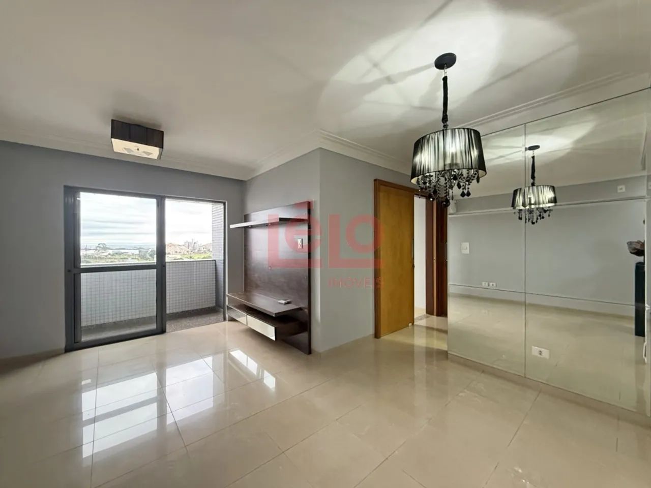 Apartamento para alugar na Zona 03 em Maringá, com 3 quartos, suíte, sacada e 2 vagas - Foto 2