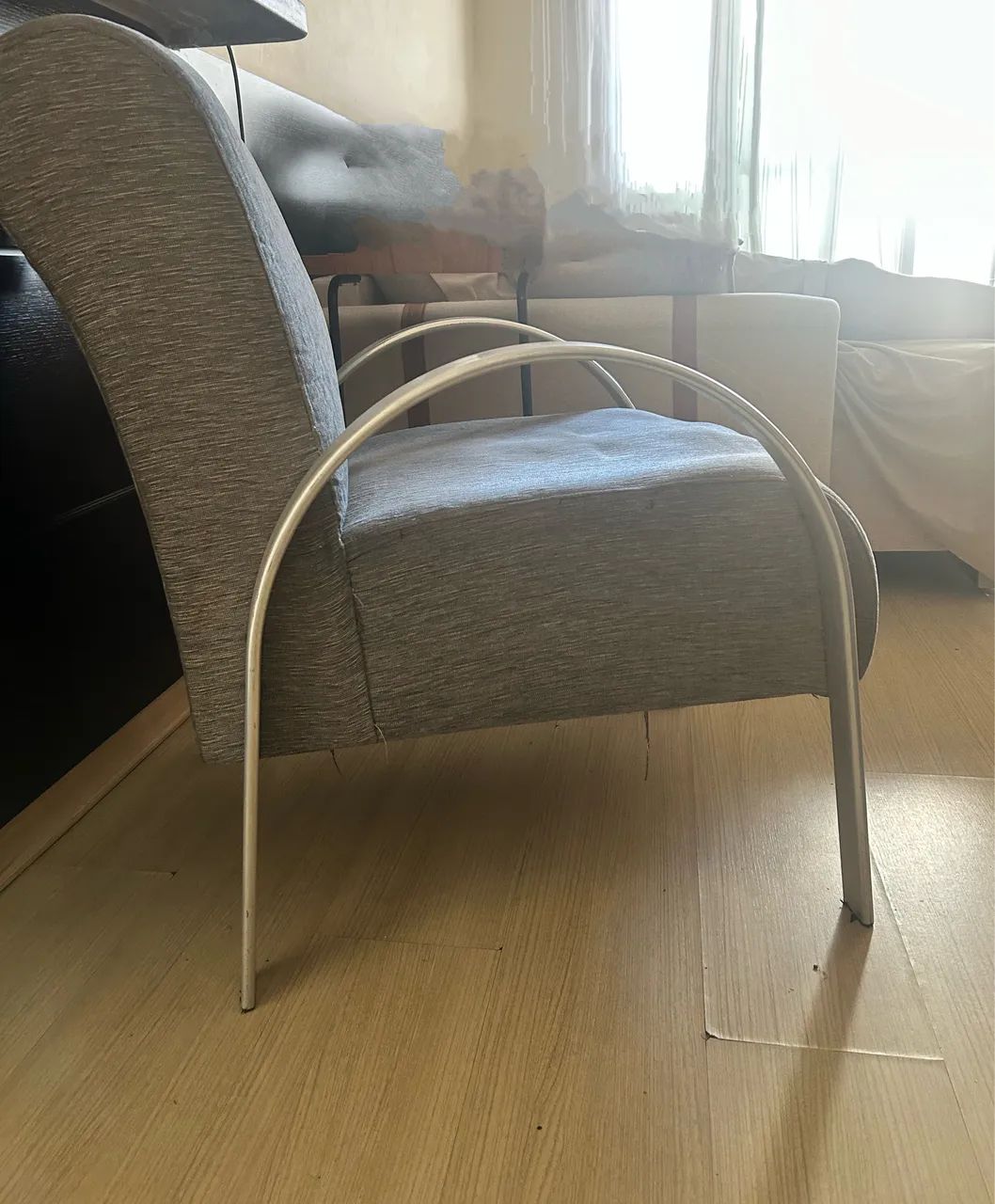 Poltrona com pé prata - Foto 3