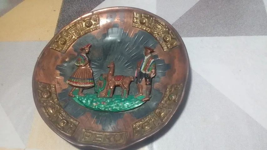 antigo prato de parede peruano em cobre