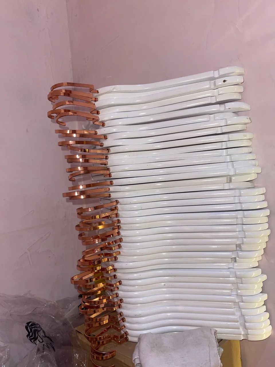 Cabides branco com Rose importado
