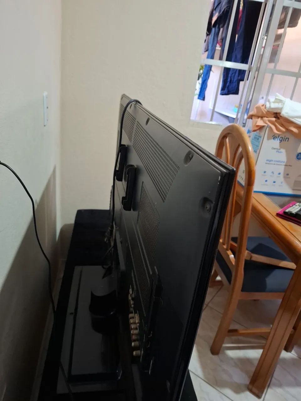 Vendo um tv42 polegadas obs: ela com tres listas na tela  - Foto 3