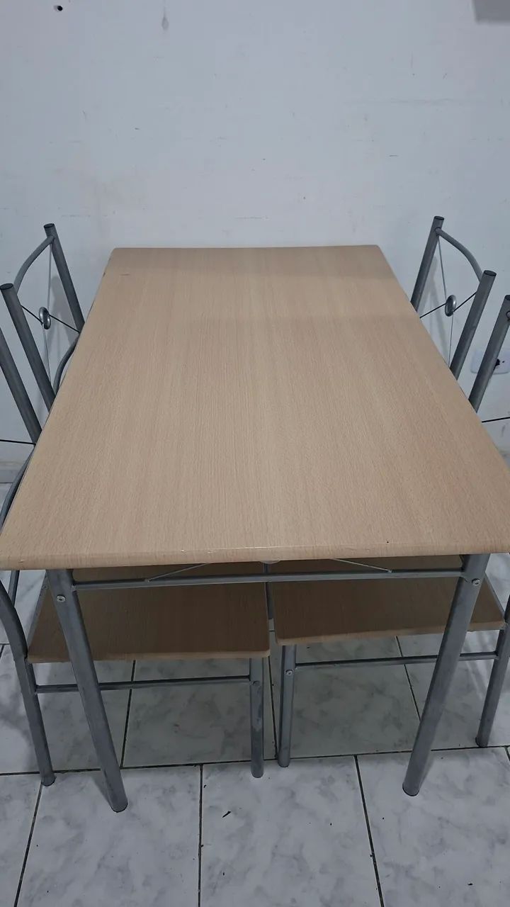 Vendo mesa de madeira de jantar com 4 cadeiras  - Foto 4