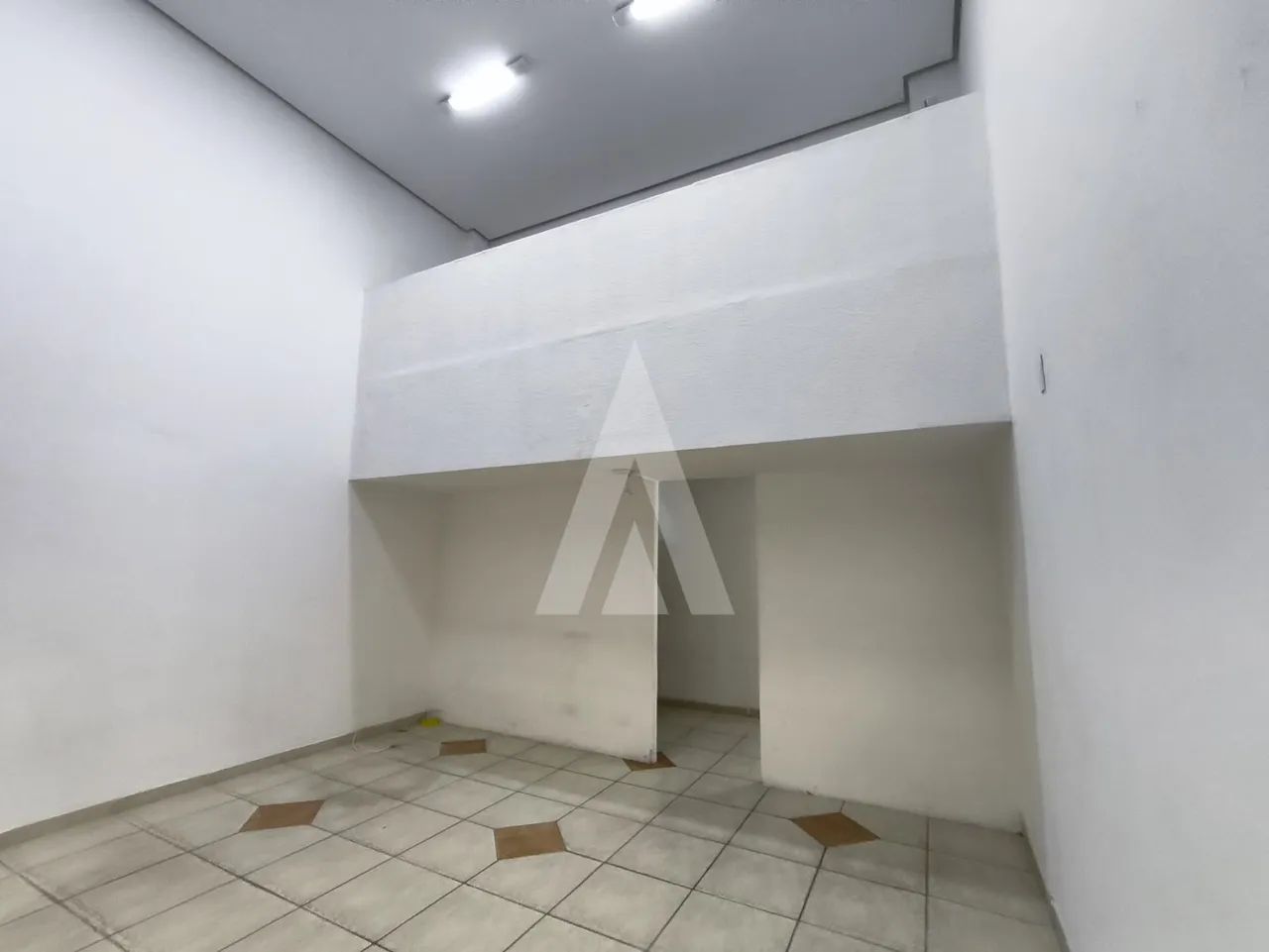 LOJA EM PREDIO COMERCIAL DE FÁCIL ACESSO E NO CORAÇÃO DA CIDADE COM 40M² - Foto 2