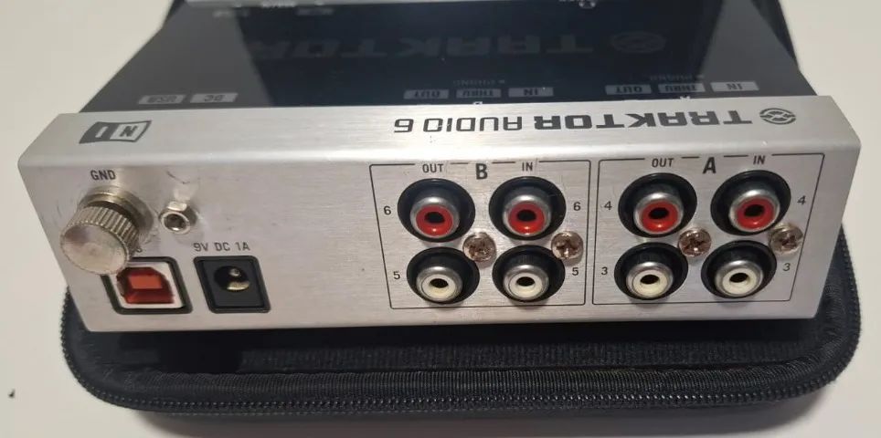 Native Instruments Traktor Audio 6 + Case UDG + Timecode Vinyl - Foto 5