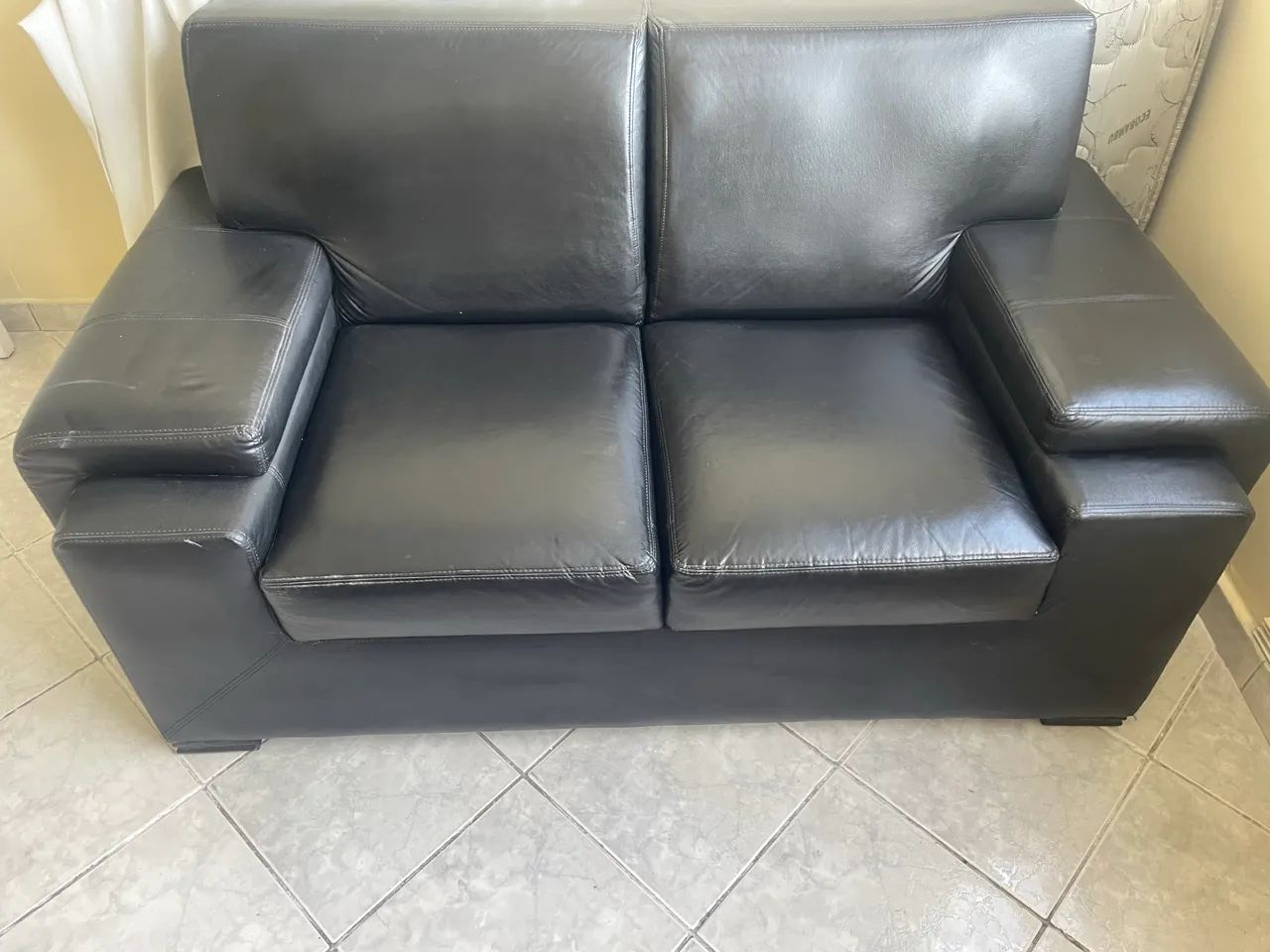 Sofá em couro preto toque a campainha65746287540097121