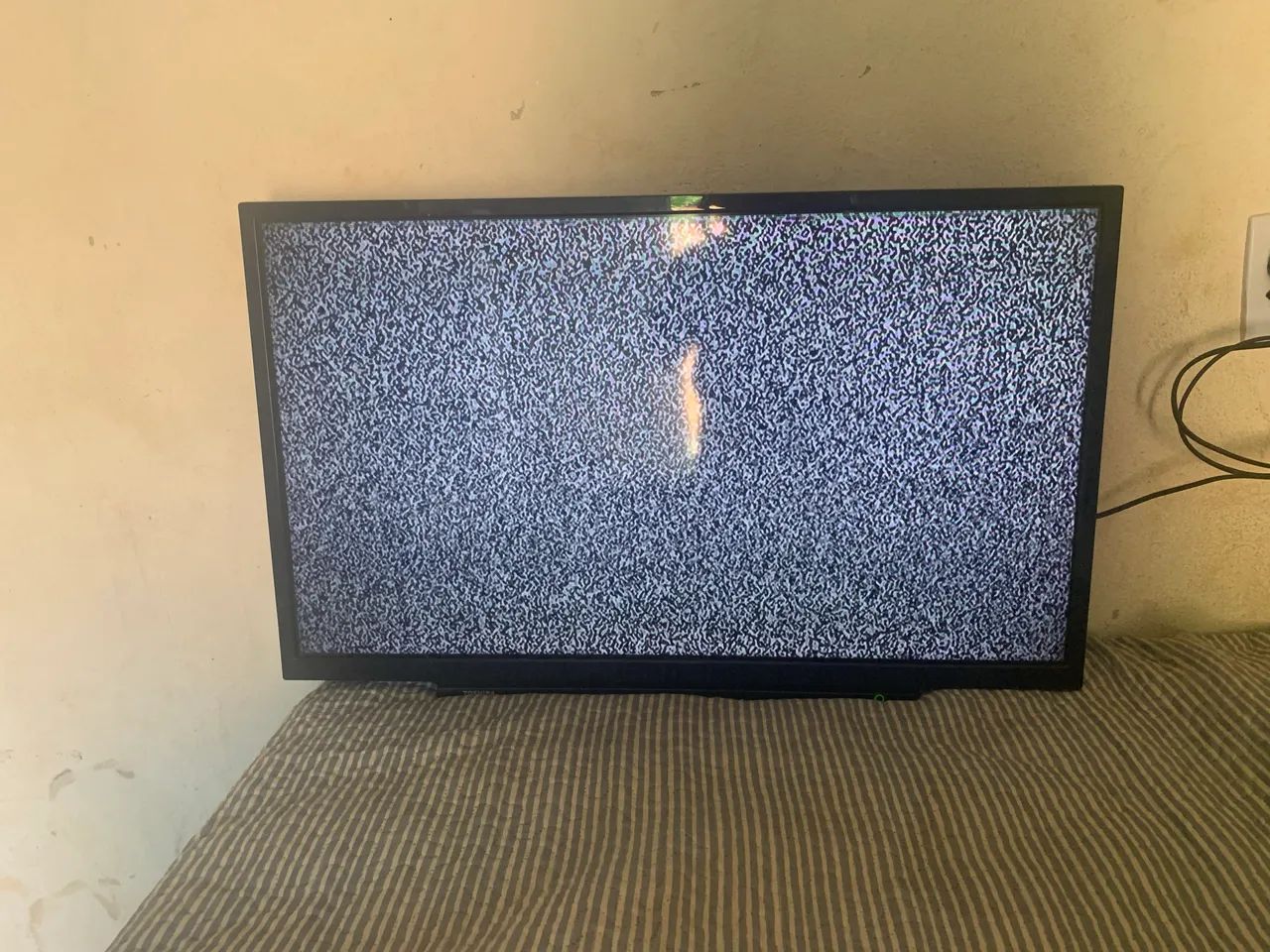 Vende-se essa TV 32 polegadas Vem com antena da skay, com poucas marcas de uso  - Foto 2